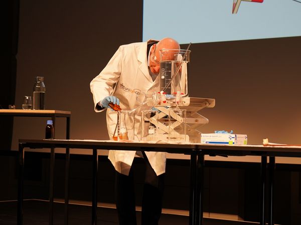 Volker Wieprecht (rbb) is starting the Luminol Experiment